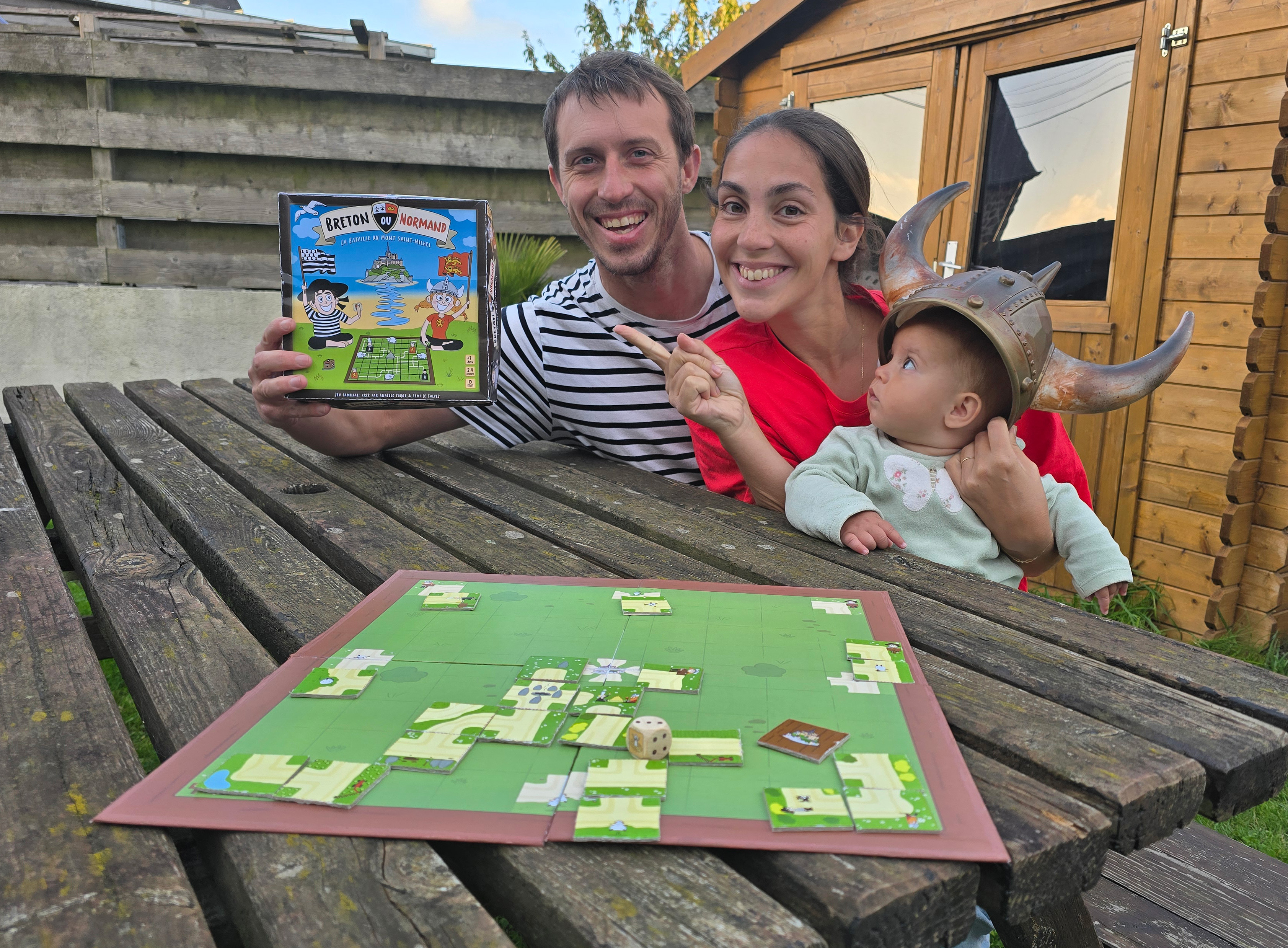 Anaëlle, Rémi et Charlotte avec le jeu Breton ou Normand